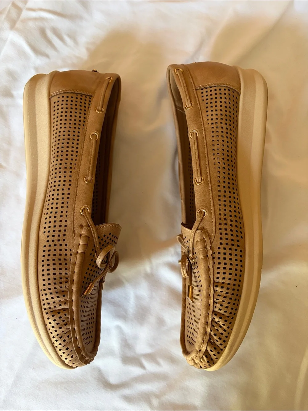 Gloria Vanderbilt Perforated Tan Driving Loafers with Bow